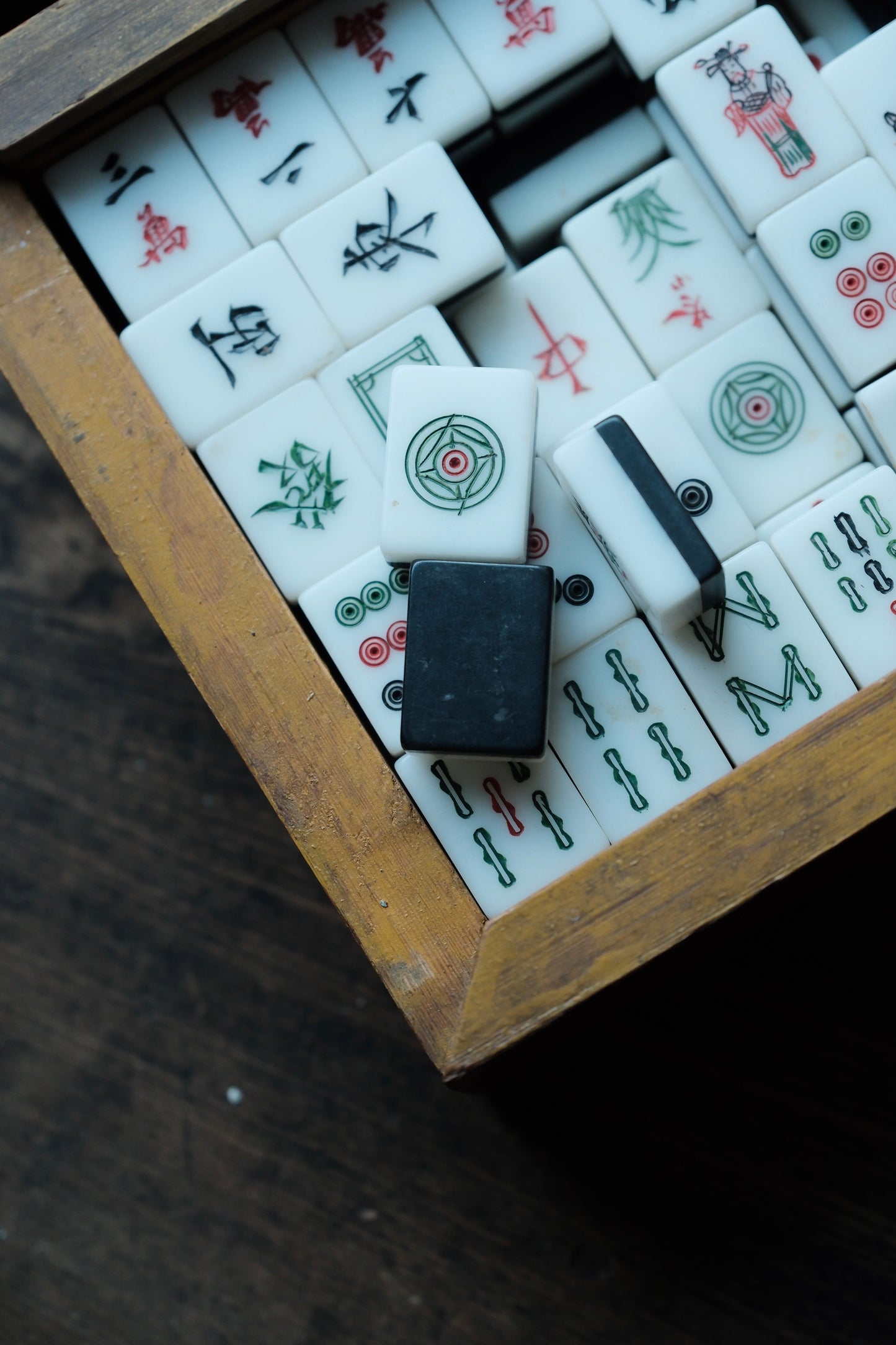 ($680)人手雕刻膠黑背小型麻雀連木盒 貓牌