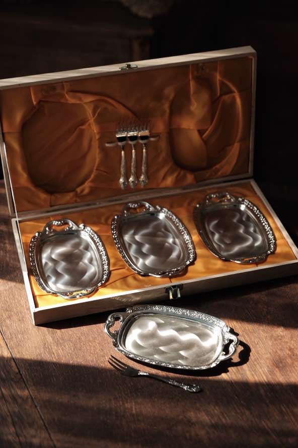 ($150)日本製· 洋食甜點浮雕不鏽鋼方刻花碟連叉