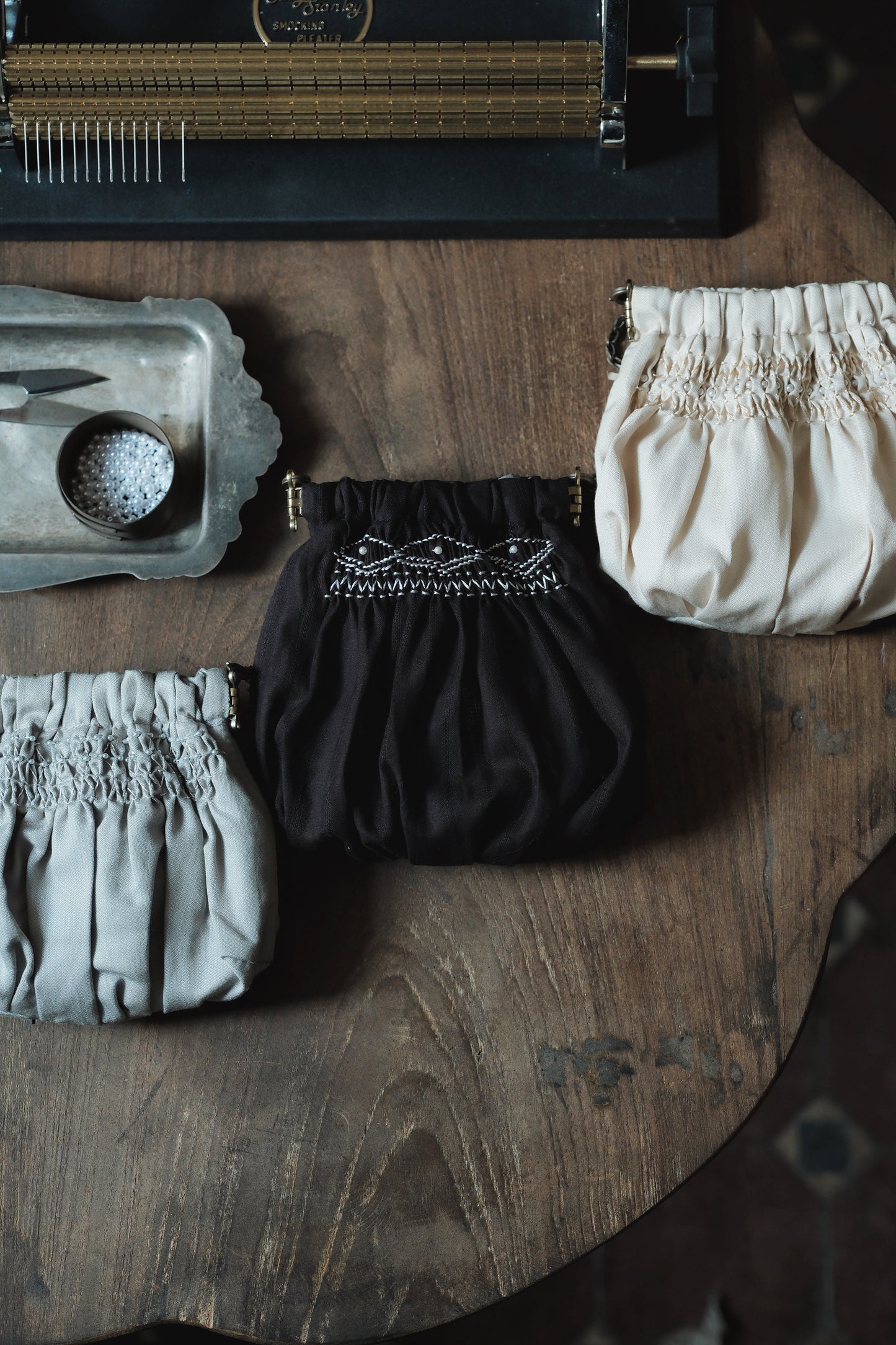 | maomaomao embroidery 刺繡百幜smocking lab 古典工藝軟包刺繡workshop香港站 |
Sunday , November 23, 2025 ……………時間 13:00~16:30(建議多預留半小時)