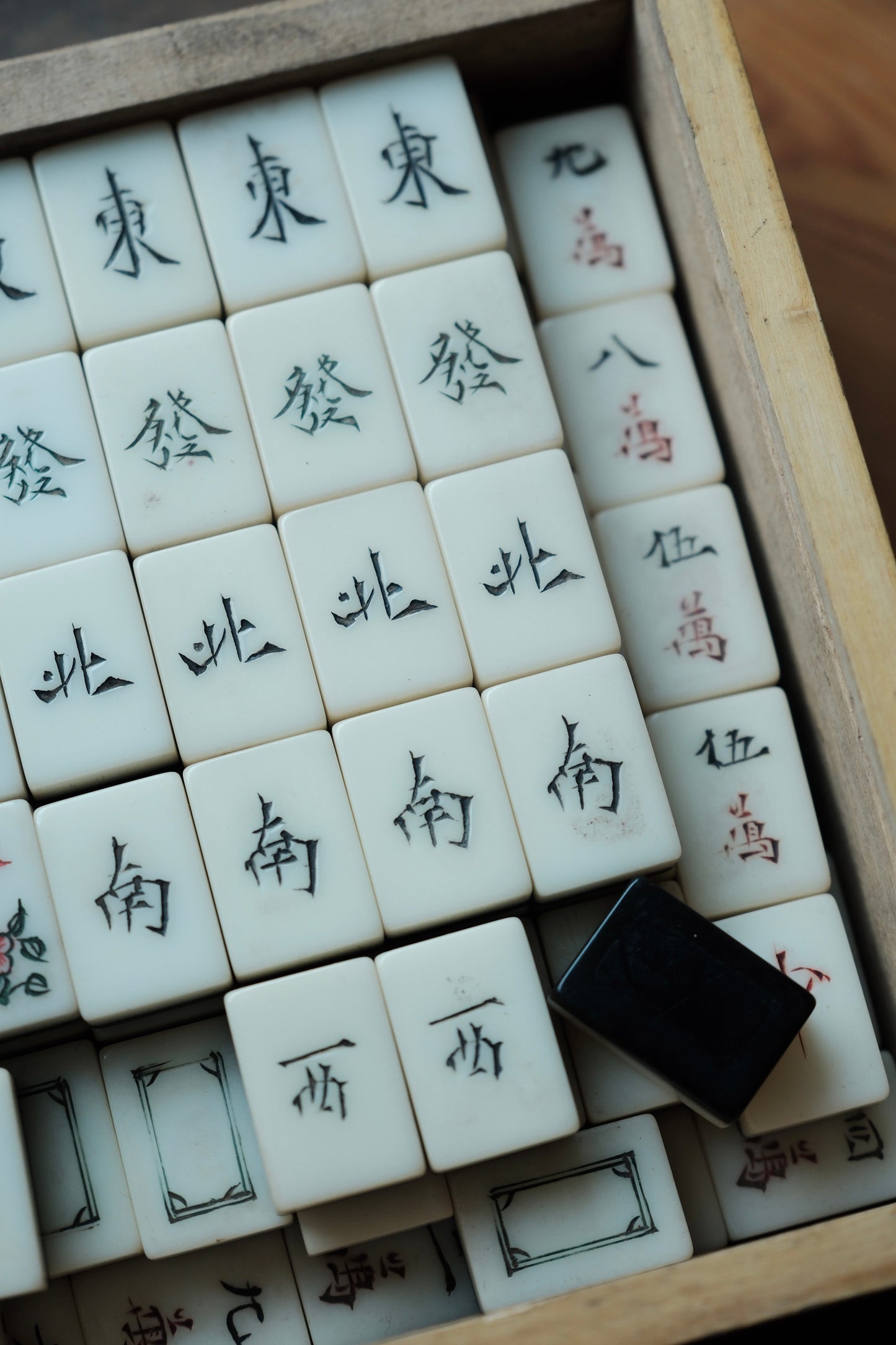 ($780)人手雕刻膠黑背小型麻雀連木盒 貓牌
