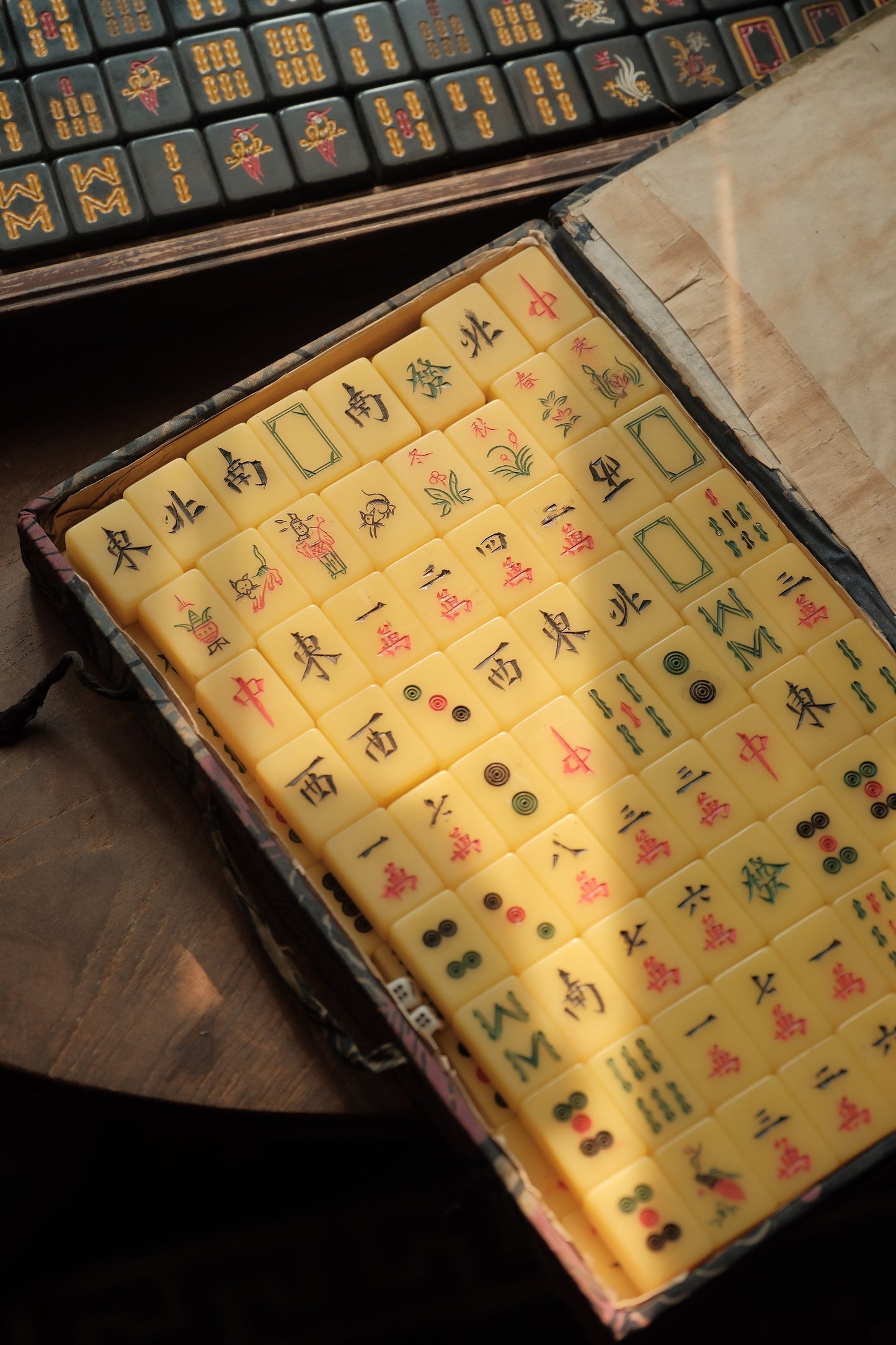 Vintage hand-carved Mahjong tiles (1970s)
人手雕刻麻雀牌貓貓牌連原盒