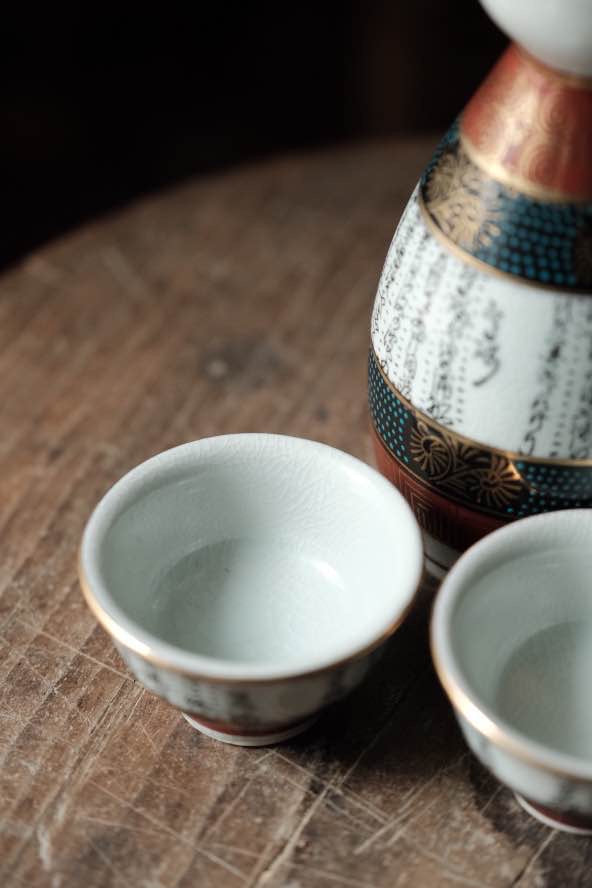 日本製·日本九谷燒手寫詩文點青間花清酒杯連酒瓶