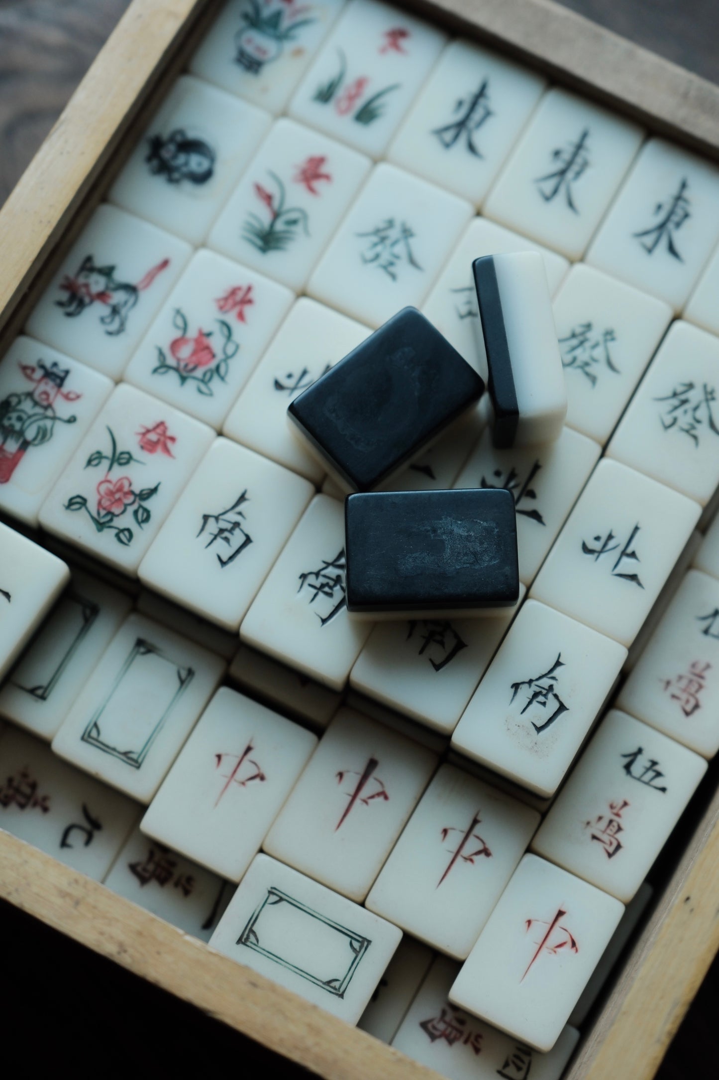 ($780)人手雕刻膠黑背小型麻雀連木盒 貓牌