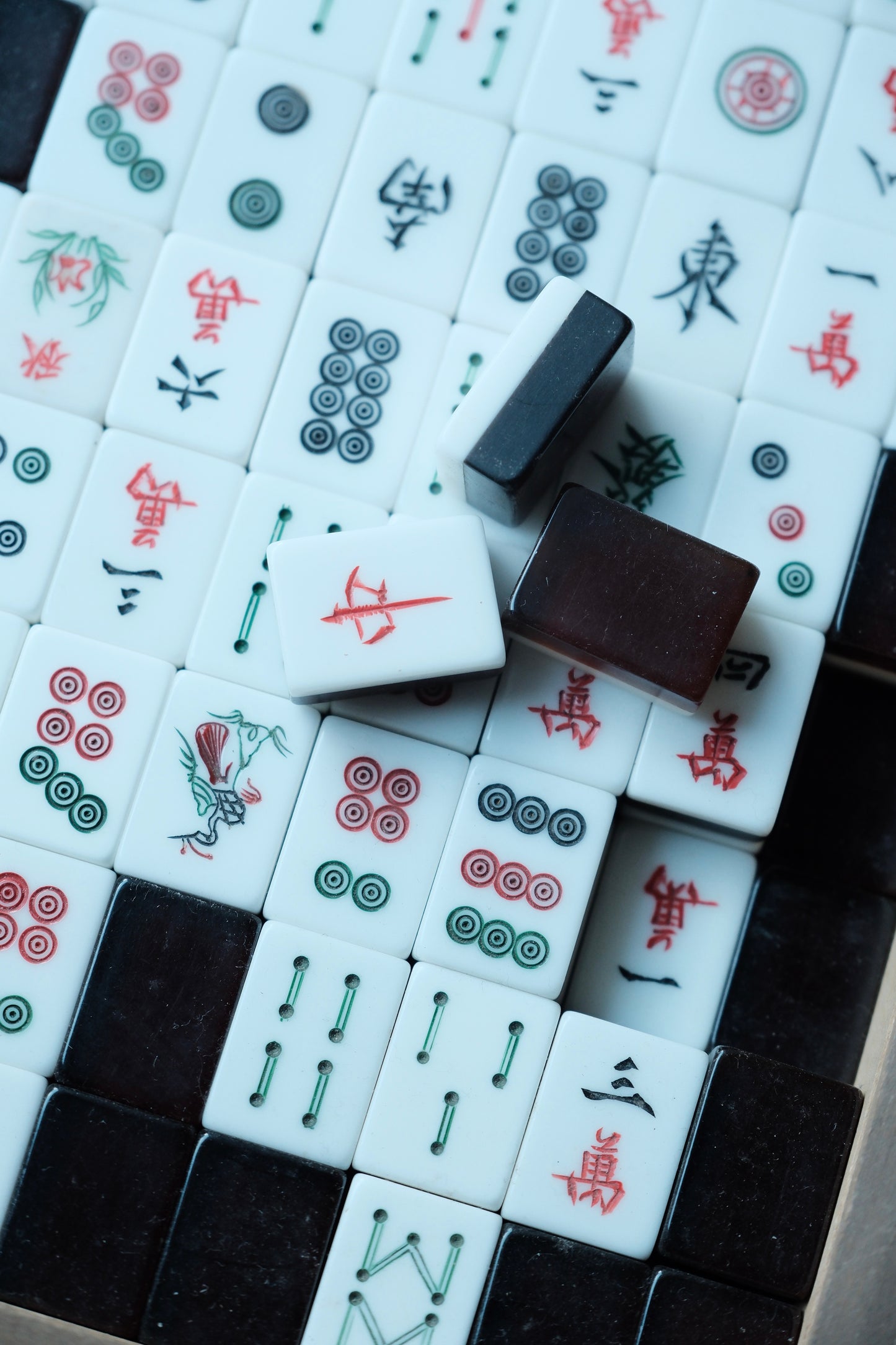 ($580)人手雕刻膠黑背小型麻雀連木盒