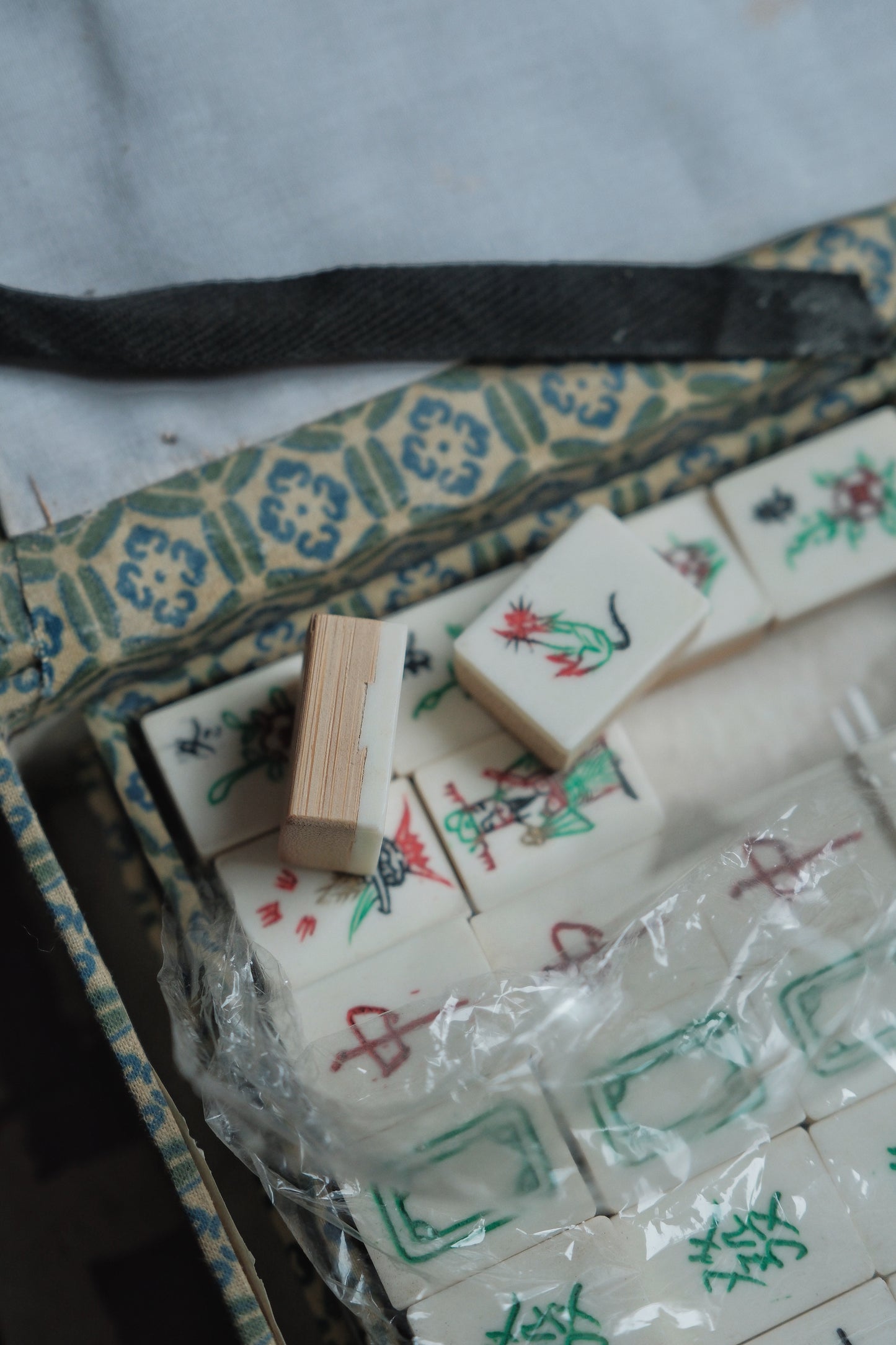 1970s Vintage Hand-Carved Bone-and-Bamboo Mahjong Set – Unused with Original Box