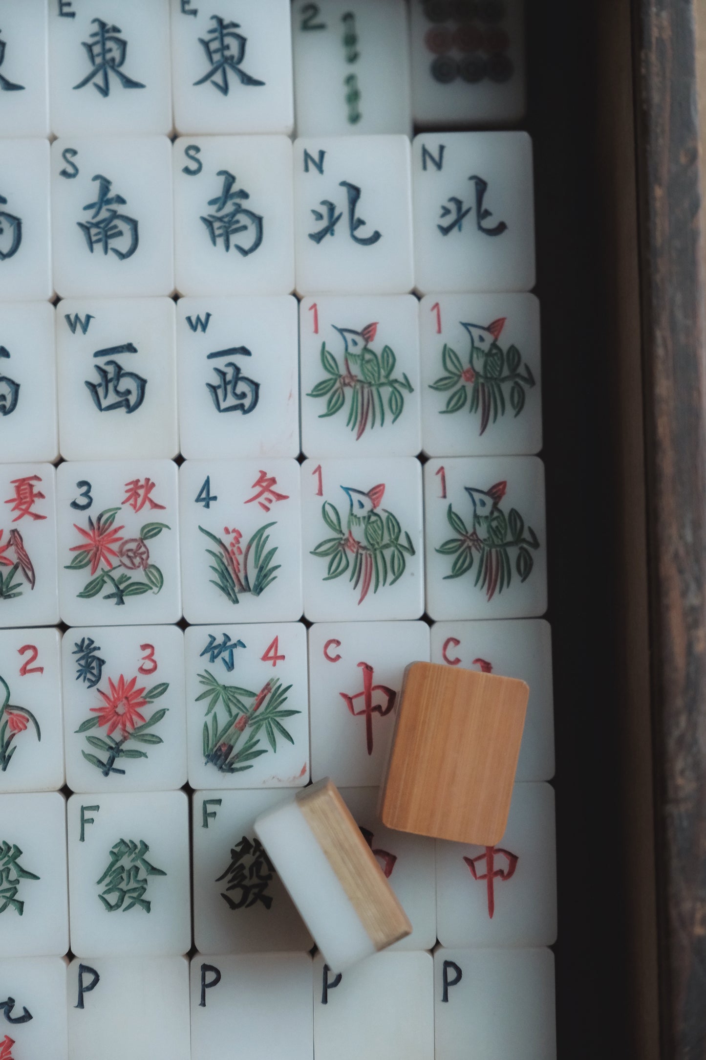 Vintage hand-carved Mahjong tiles (1970s)
人手雕刻•竹背膠面貓貓手雕刻麻雀連木盒