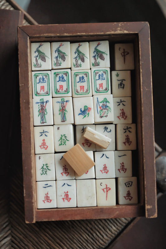 1960s Hand-Carved Bone-Inlaid Bamboo-Backed Sichuan-Style Mahjong Set with Wooden Box