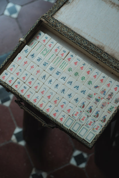 1960s hand-carved mahjong set with bamboo frames and inlaid ox bone
人手雕刻•牛骨鑲嵌竹背麻雀牌