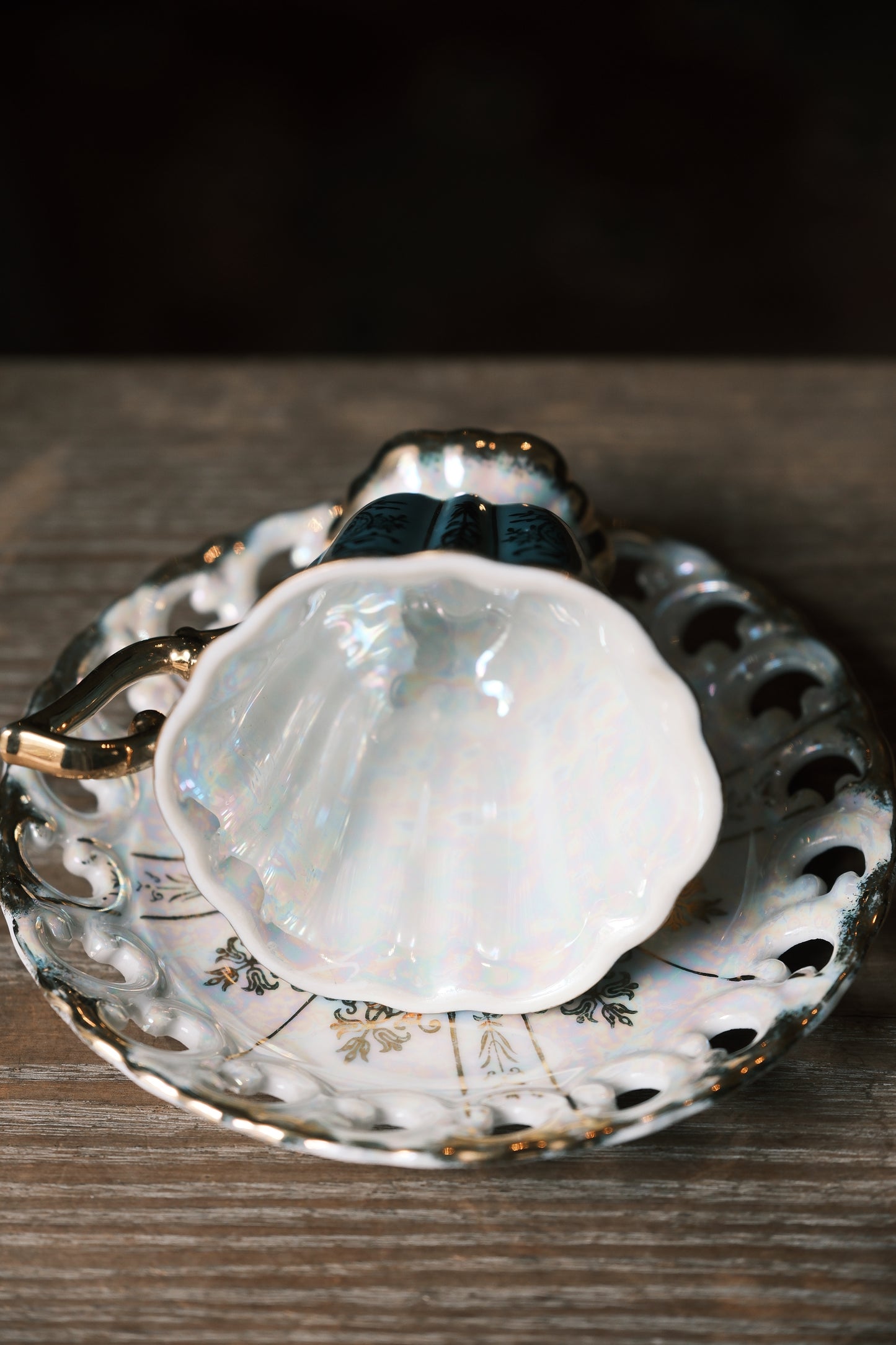 日本製·高足貝殼釉浮雕描金紅茶杯(160ml)
