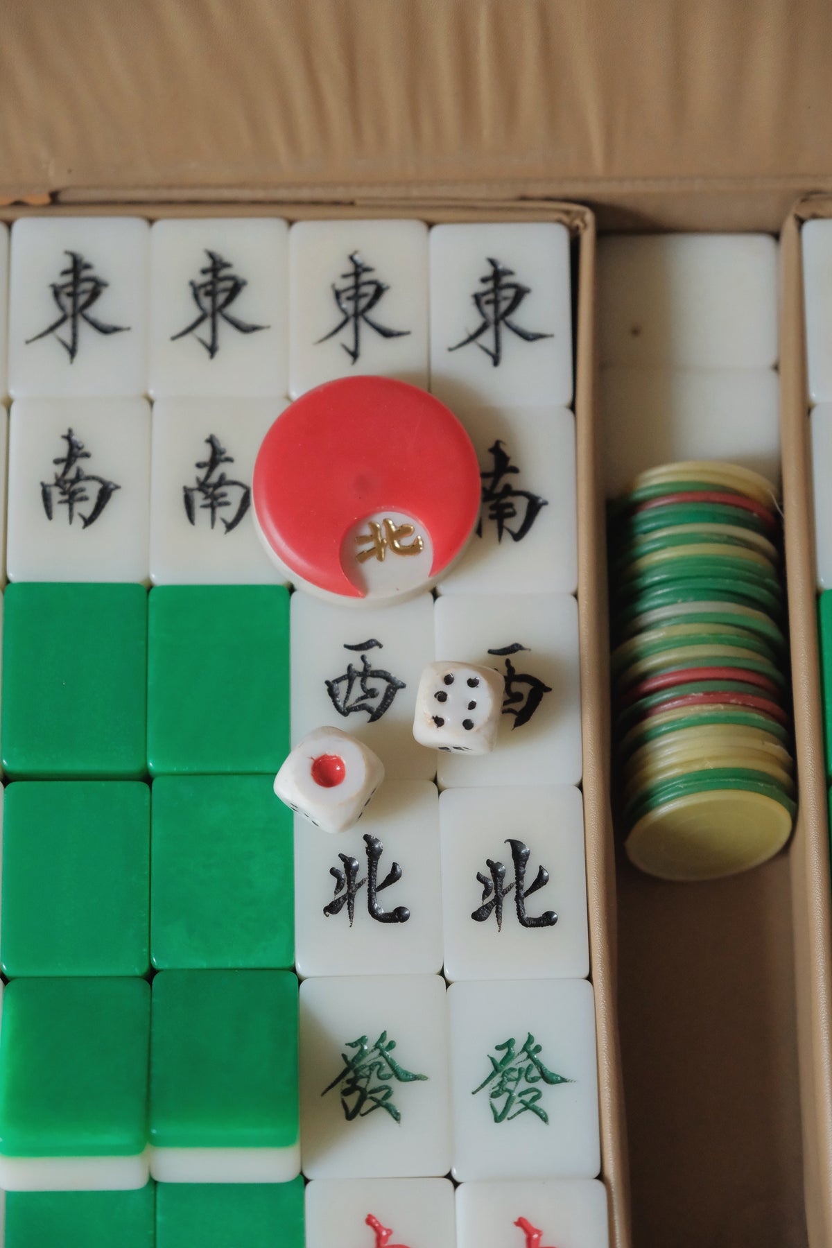 Classic 1990s Hong Kong Mahjong Set – Machine-Engraved, Hand-Painted with Green Backs