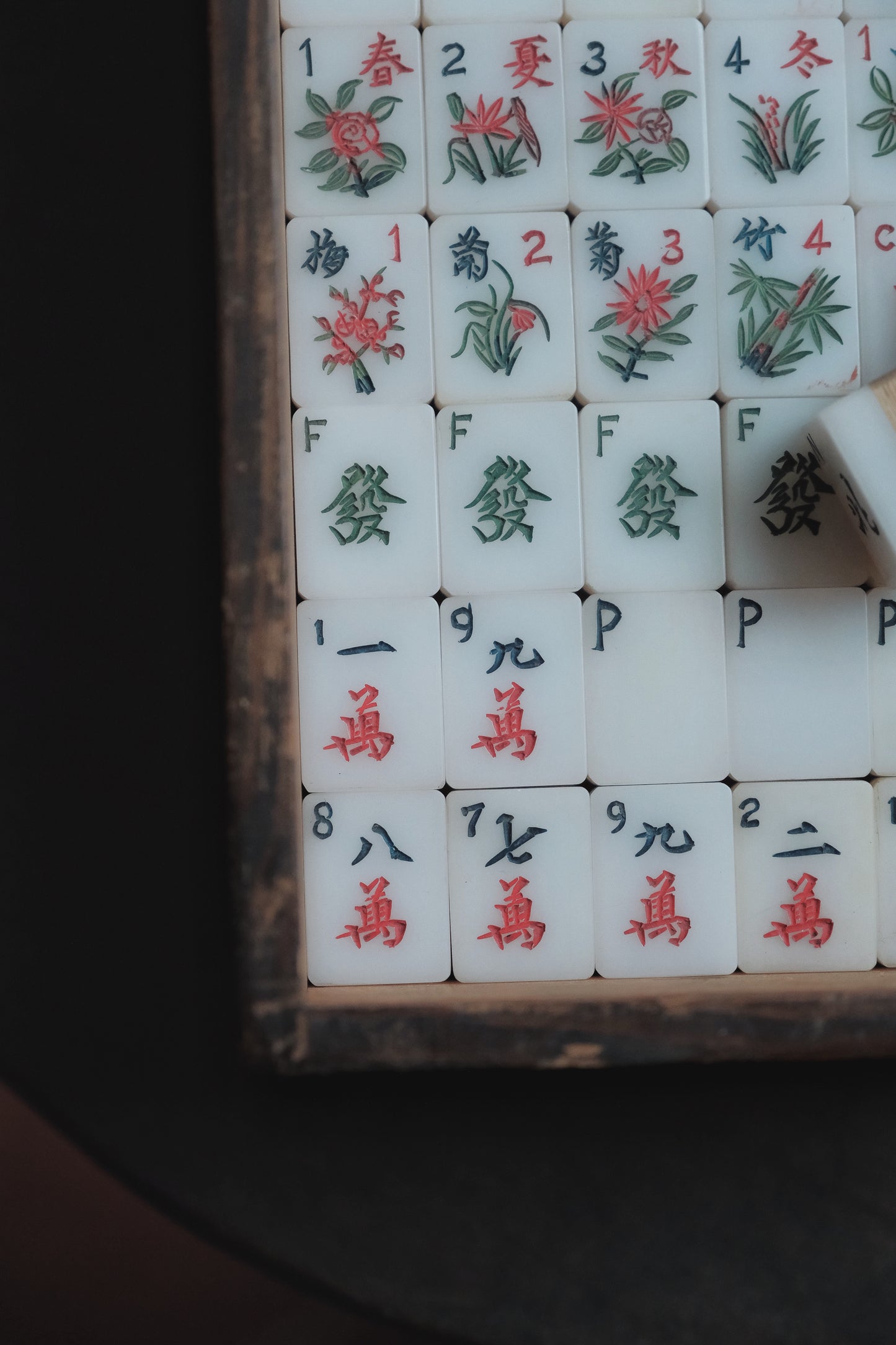 Vintage hand-carved Mahjong tiles (1970s)
人手雕刻•竹背膠面貓貓手雕刻麻雀連木盒