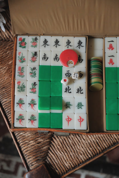 Classic 1990s Hong Kong Mahjong Set – Machine-Engraved, Hand-Painted with Green Backs