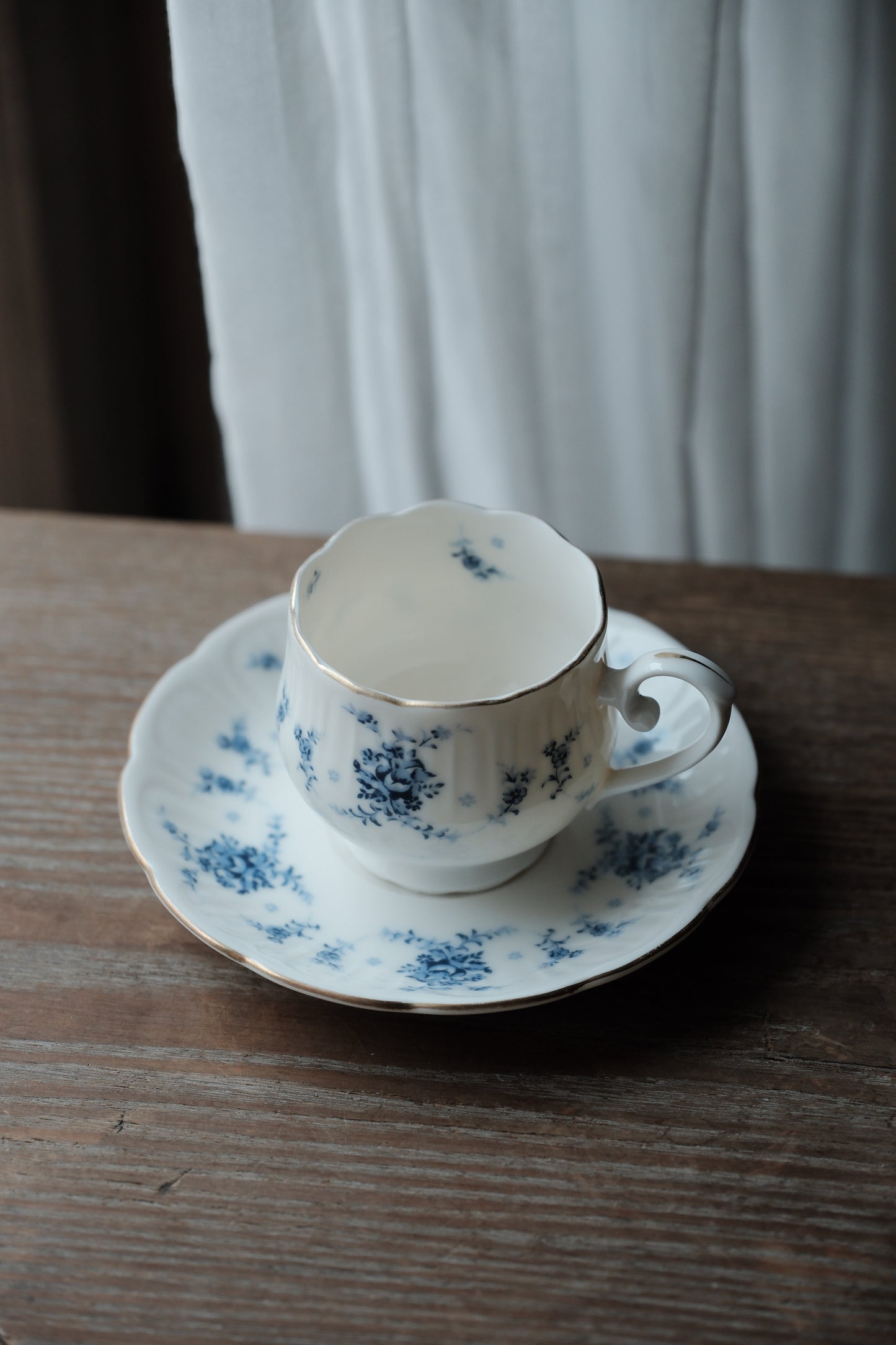 日本製·Hoya花卉白浮雕描金內繪咖啡杯(190ML)