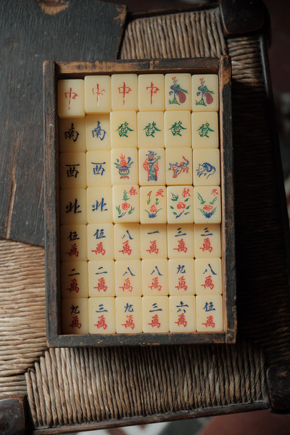 Vintage hand-carved Mahjong tiles (1970s)
人手雕刻貓貓麻雀牌連入榫原木盒