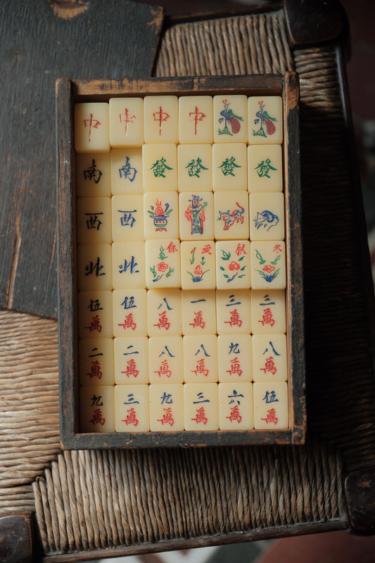 Vintage hand-carved Mahjong tiles (1970s)
人手雕刻貓貓麻雀牌連入榫原木盒