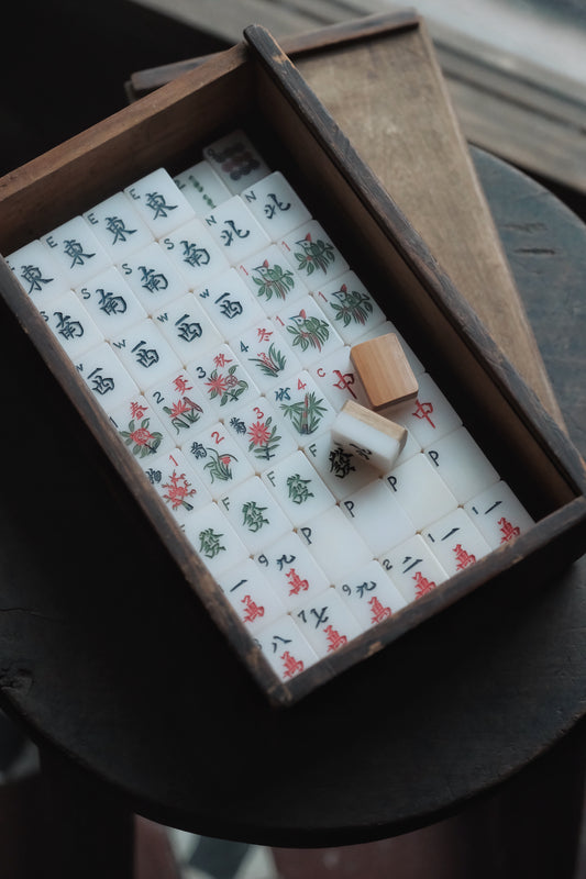 Vintage hand-carved Mahjong tiles (1970s)
人手雕刻•竹背膠面貓貓手雕刻麻雀連木盒