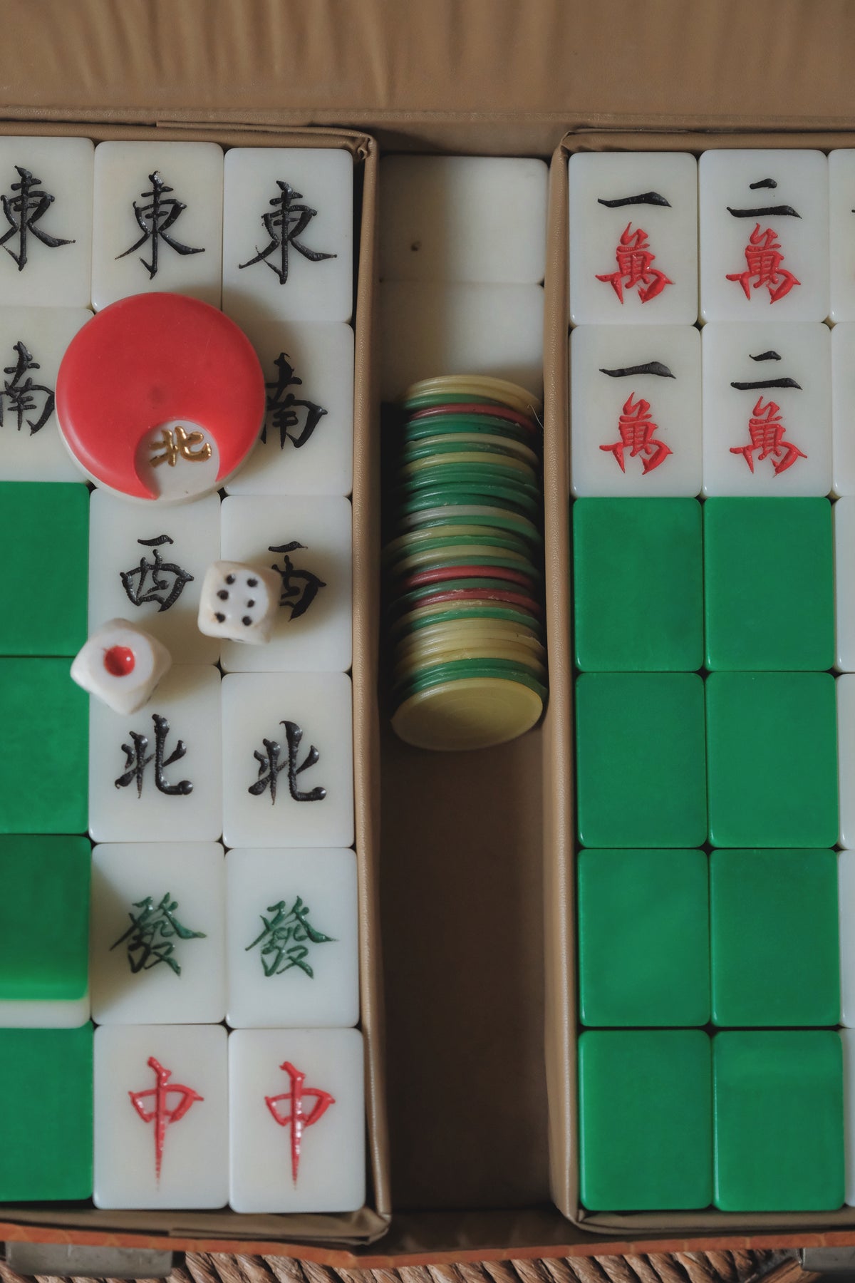 Classic 1990s Hong Kong Mahjong Set – Machine-Engraved, Hand-Painted with Green Backs