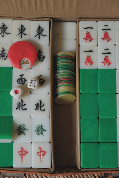 Classic 1990s Hong Kong Mahjong Set – Machine-Engraved, Hand-Painted with Green Backs