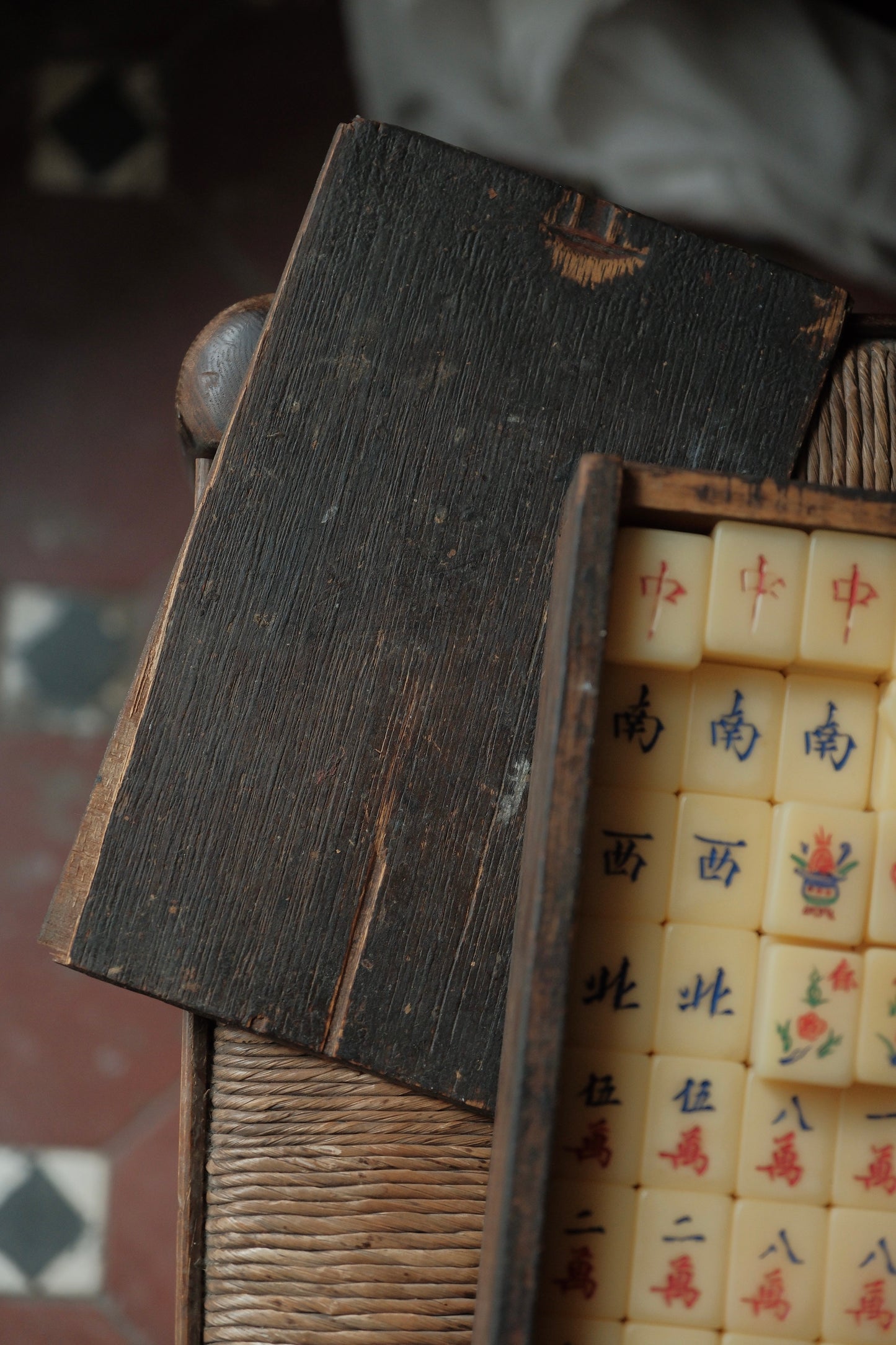 Vintage hand-carved Mahjong tiles (1970s)
人手雕刻貓貓麻雀牌連入榫原木盒