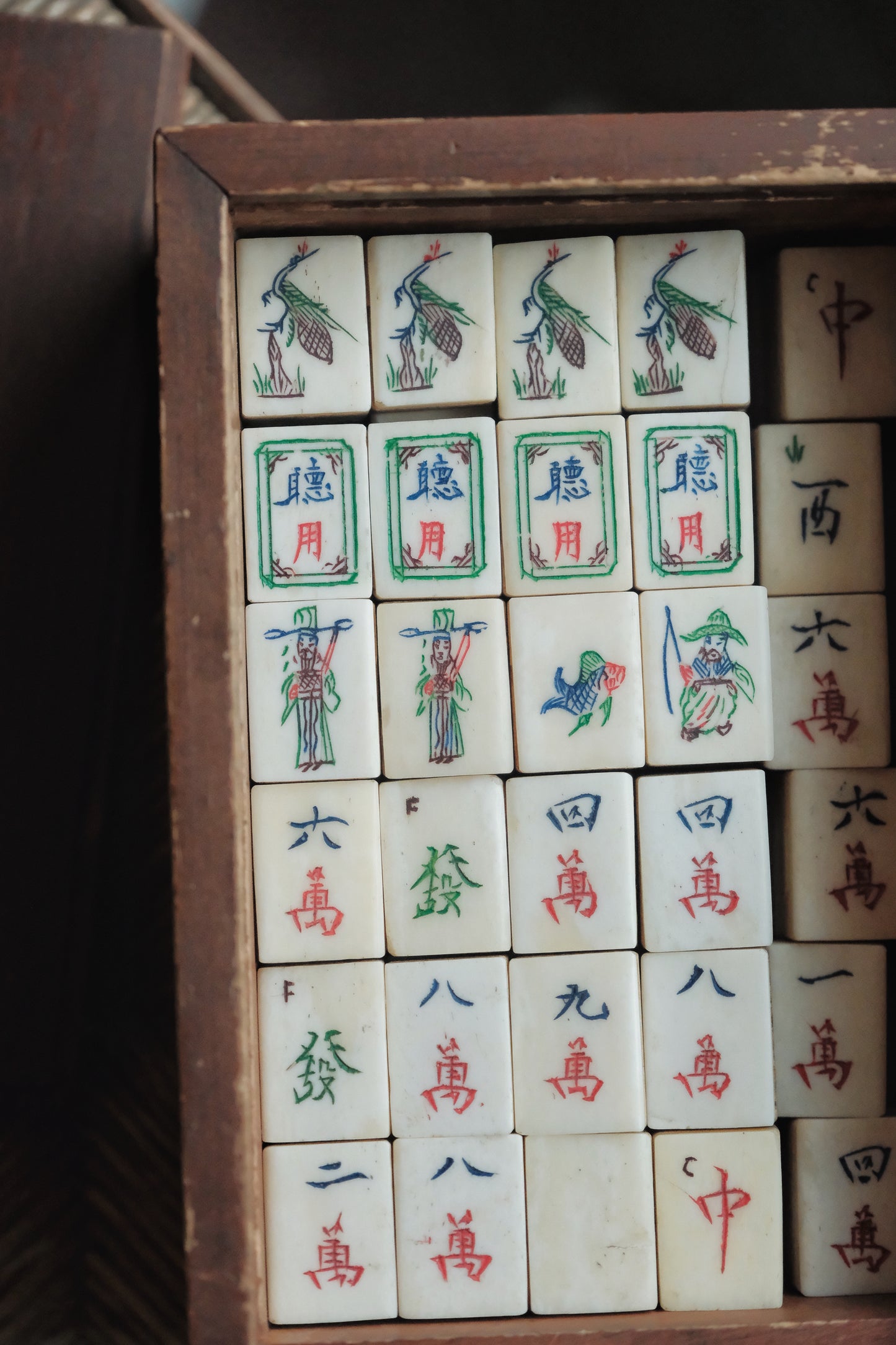 1960s Hand-Carved Bone-Inlaid Bamboo-Backed Sichuan-Style Mahjong Set with Wooden Box
