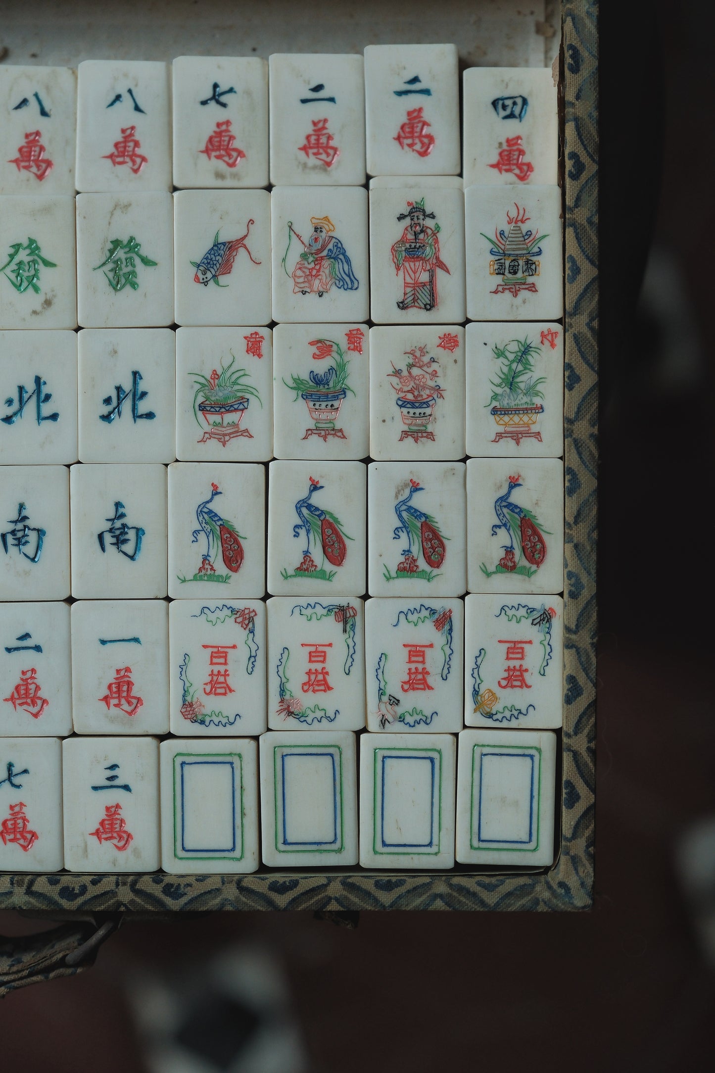 1960s hand-carved mahjong set with bamboo frames and inlaid ox bone
人手雕刻•牛骨鑲嵌竹背麻雀牌