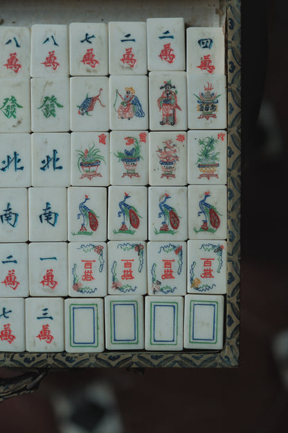 1960s hand-carved mahjong set with bamboo frames and inlaid ox bone
人手雕刻•牛骨鑲嵌竹背麻雀牌