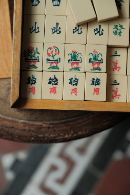 Vintage hand-carved Mahjong tiles (1970s)
人手雕刻麻雀牌連原木盒