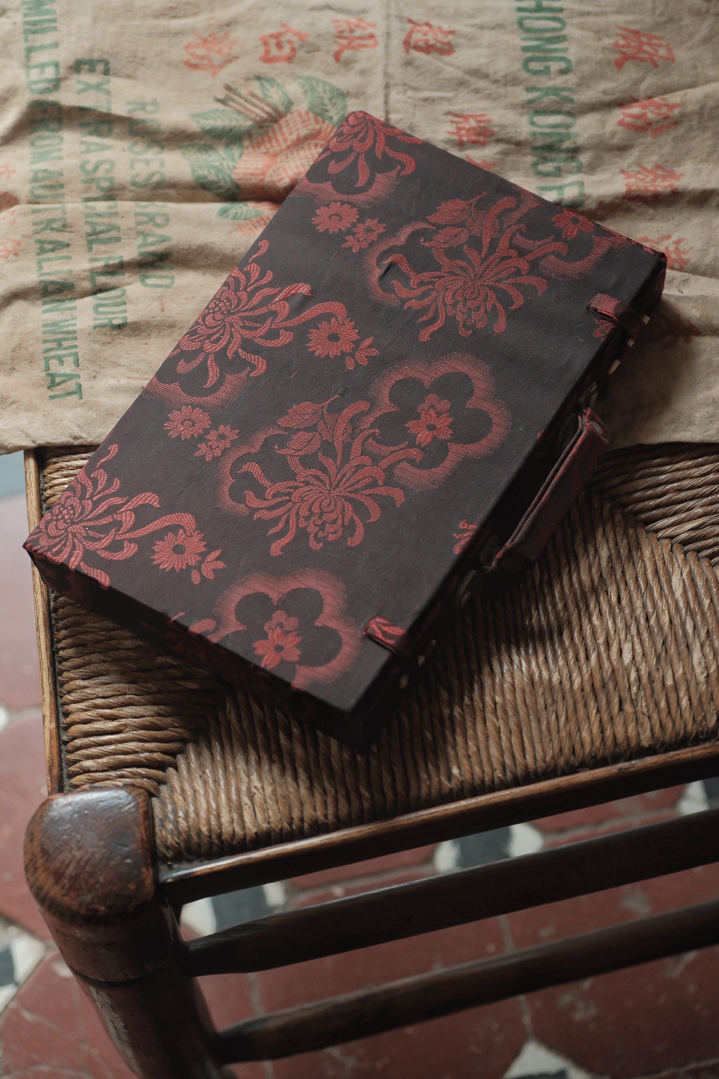 1960s Vintage Hand-Carved Bone-inlaid Bamboo-backed Mahjong Set (with 4 Flower Tiles and 4 Wild Tiles Style)