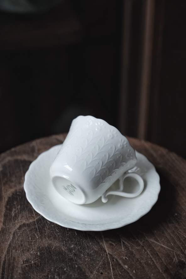 日本製嗚海NARUMI花浮雕骨瓷杯碟(150ml)
一杯一碟