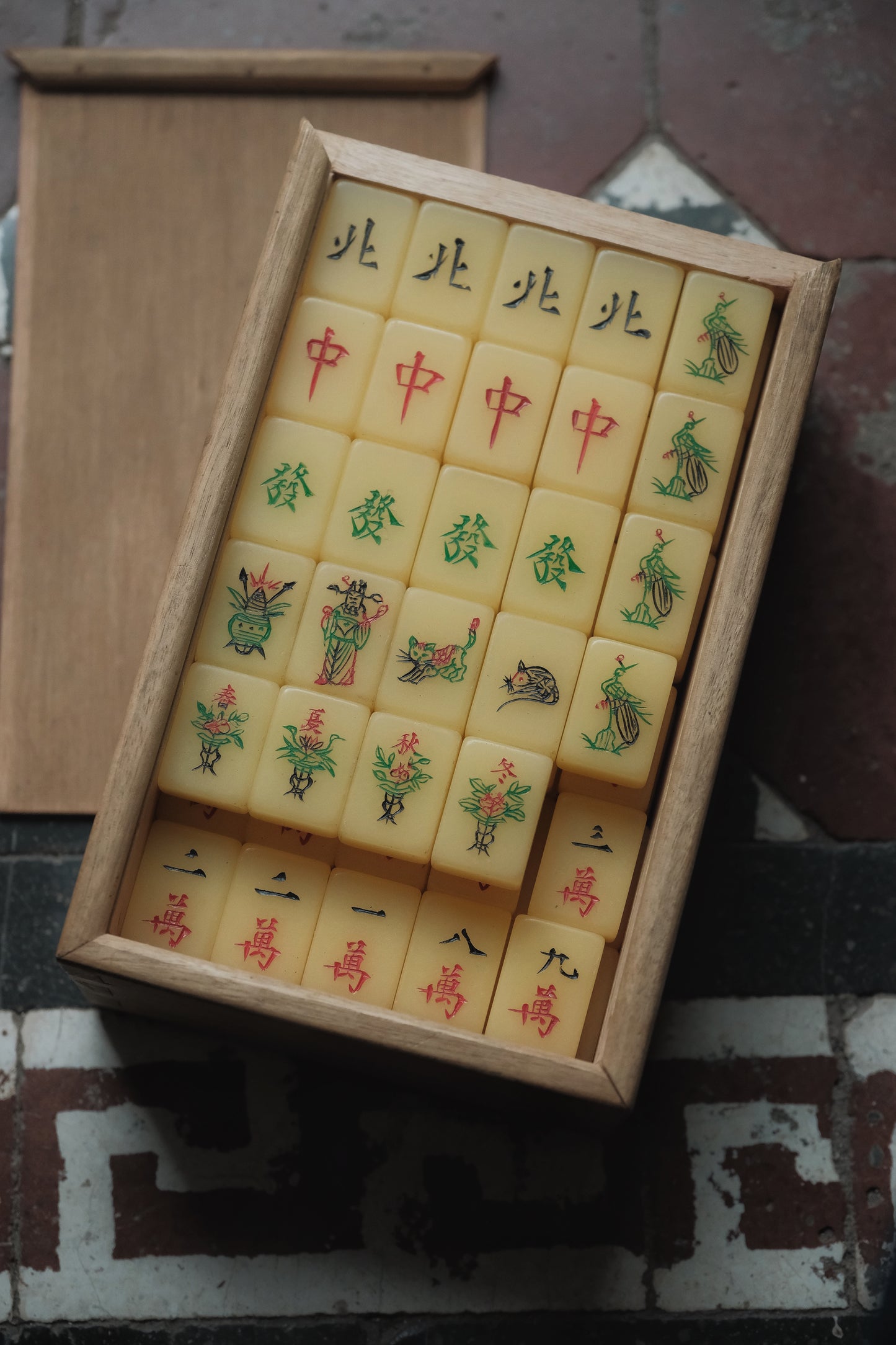 Vintage hand-carved cat-shaped tiles Mahjong tiles (1970s)
人手雕刻貓貓麻雀牌連原入榫木盒