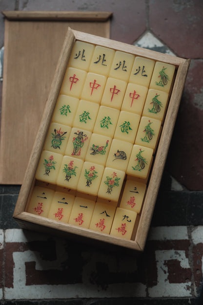 Vintage hand-carved cat-shaped tiles Mahjong tiles (1970s)
人手雕刻貓貓麻雀牌連原入榫木盒
