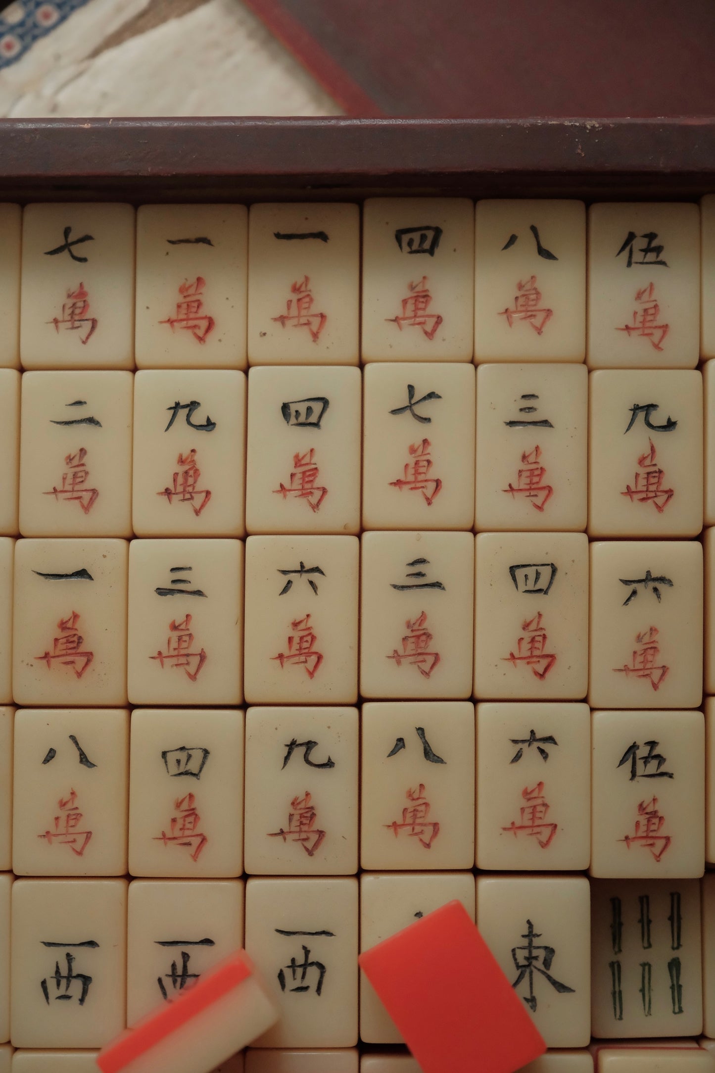 Vintage hand-carved Mahjong tiles (1970s)
人手雕刻麻雀牌連入榫木盒
