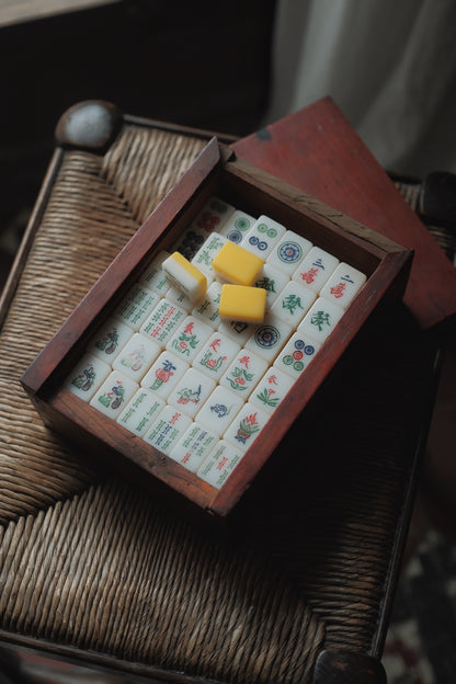 Vintage hand-carved cat-shaped tiles Mahjong tiles (1970s)
人手雕刻貓貓麻雀牌連原入榫木盒