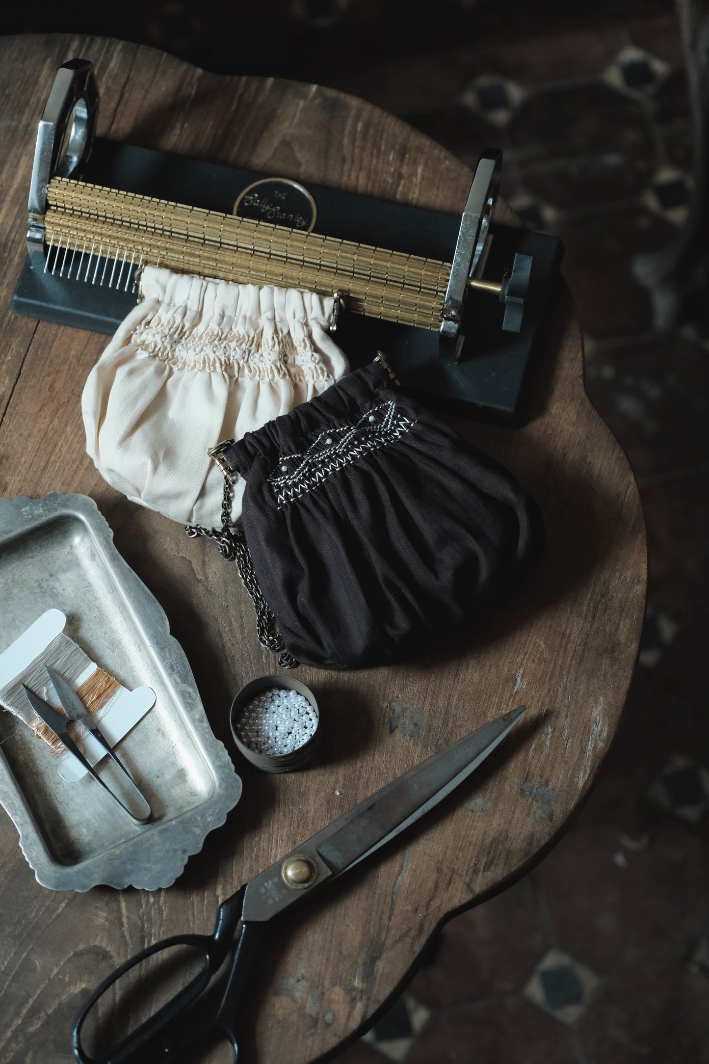 | maomaomao embroidery 刺繡百幜smocking lab 古典工藝軟包刺繡workshop香港站 |

Saturday, November 22, 2025 ..時間 13:00～16:30（建議多預留半小時）