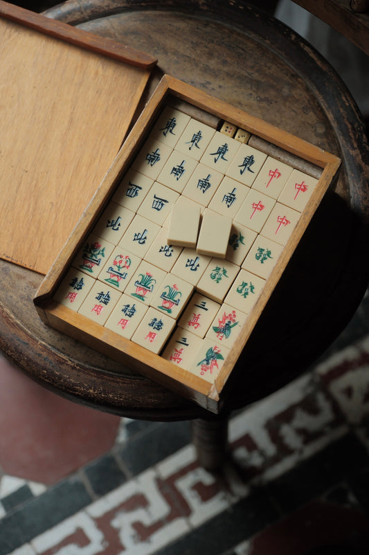 Vintage hand-carved Mahjong tiles (1970s)
人手雕刻麻雀牌連原木盒