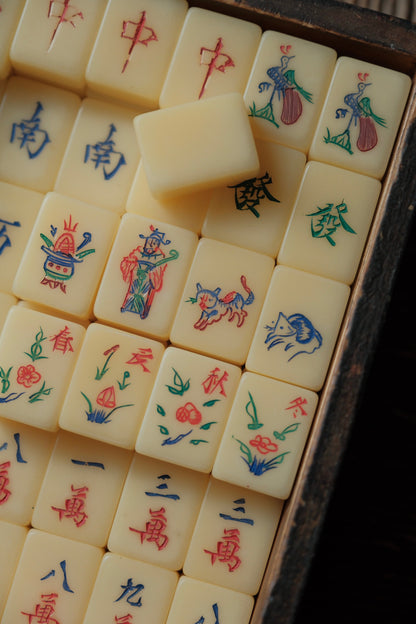 Vintage hand-carved Mahjong tiles (1970s)
人手雕刻貓貓麻雀牌連入榫原木盒