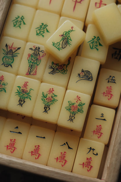 Vintage hand-carved cat-shaped tiles Mahjong tiles (1970s)
人手雕刻貓貓麻雀牌連原入榫木盒
