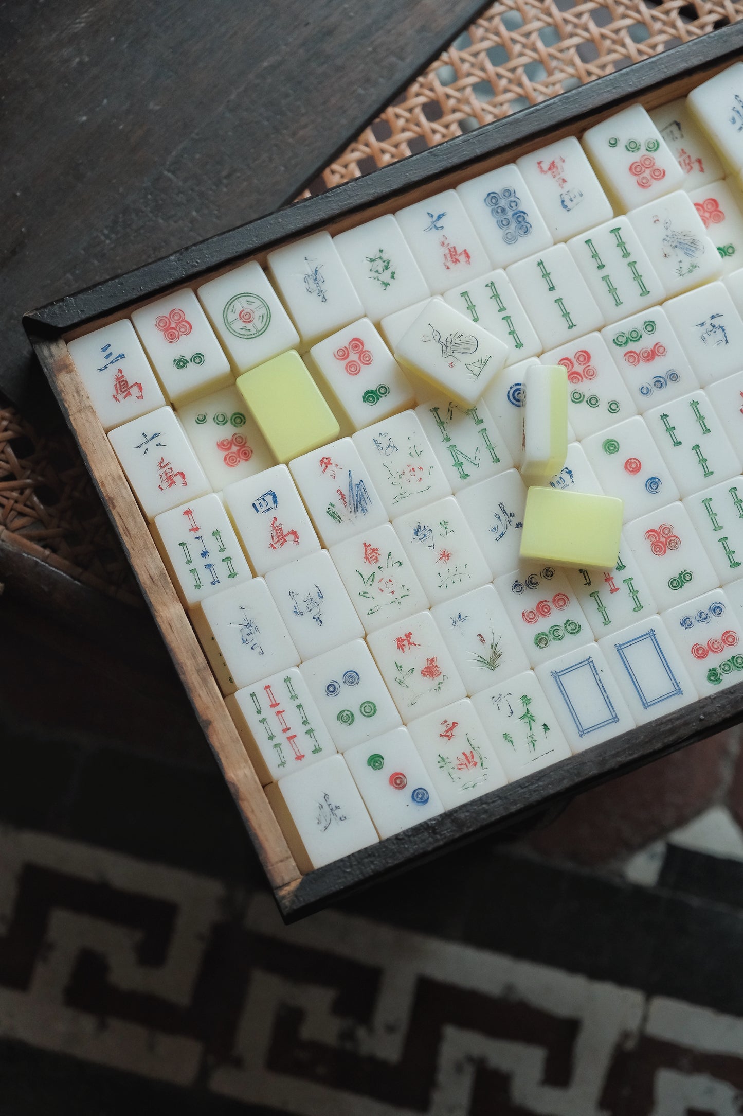 Vintage Hand-Carved Plastic Mahjong Set – Rare Yellow-Backed Tiles(1970s)