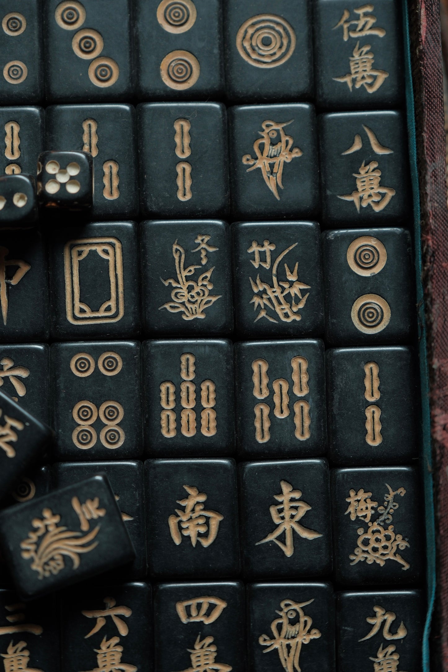 黑色電木人機雕刻麻雀連紙盒