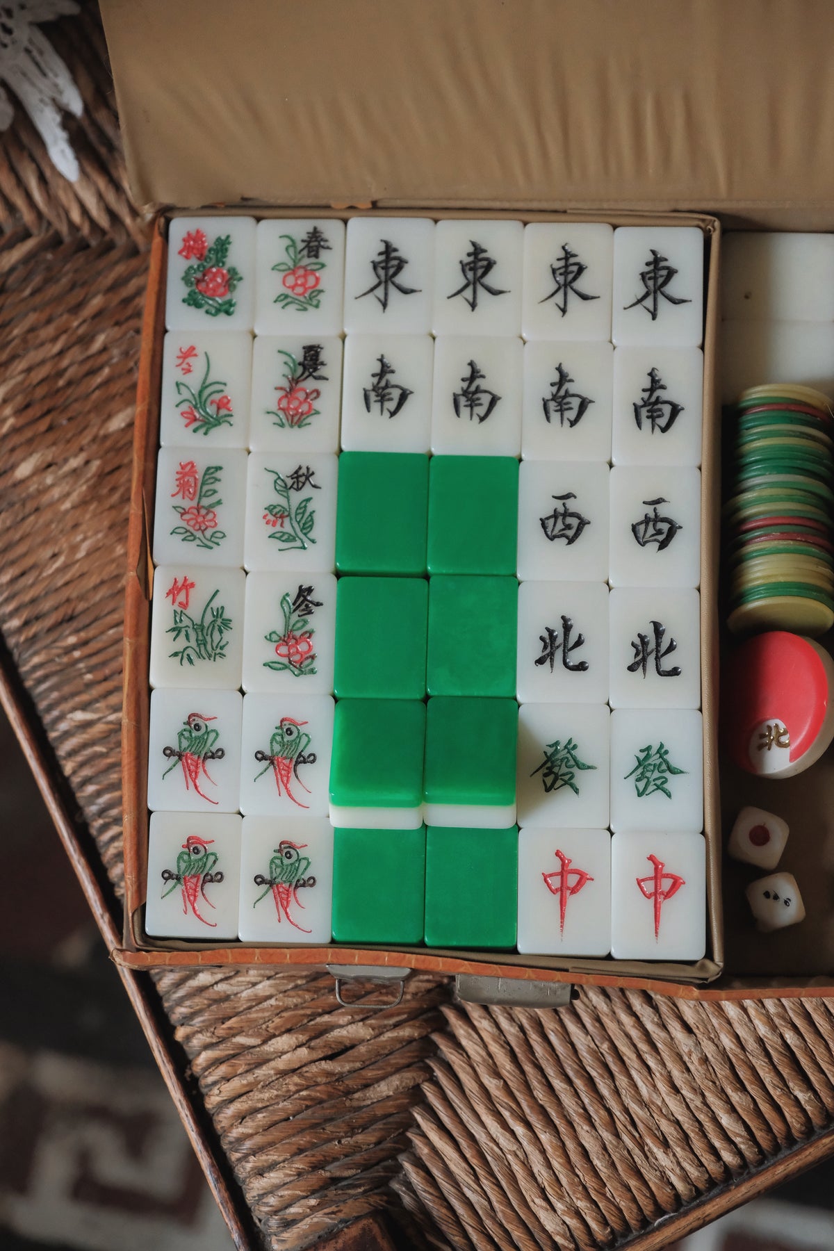 Classic 1990s Hong Kong Mahjong Set – Machine-Engraved, Hand-Painted with Green Backs