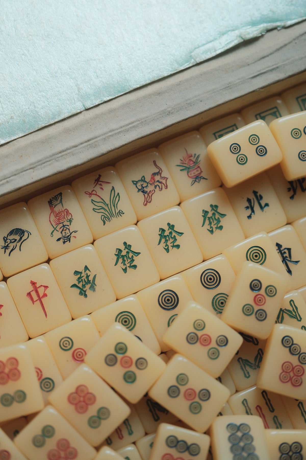 Vintage 1970s Hand-Carved Butter-Yellow Plastic Cat-Themed Mahjong Set