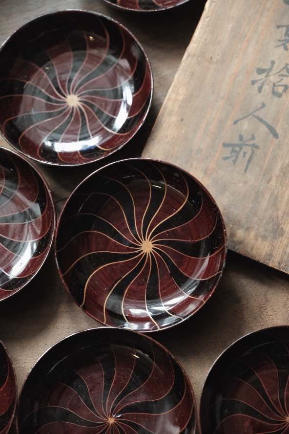 ($80)日本製• 全木胎漆器描金小盤