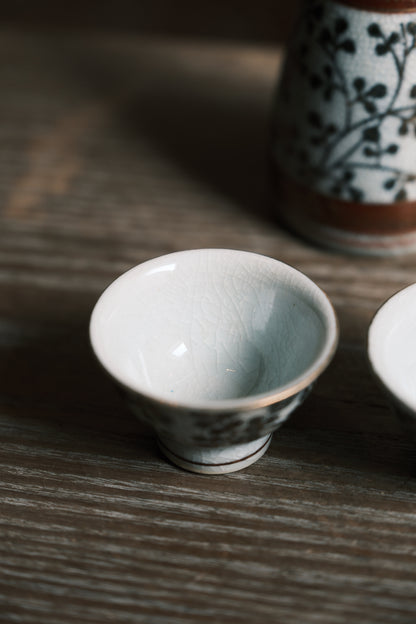 ($320)日本製·日本九谷燒點花赤繪梅花清酒杯連酒瓶