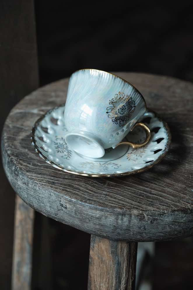日本製·高足貝殼釉浮雕描金花茶紅茶杯(180ml)