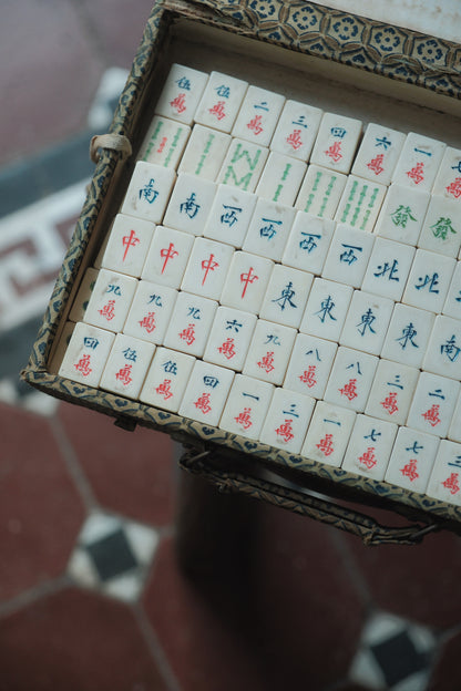 1960s hand-carved mahjong set with bamboo frames and inlaid ox bone
人手雕刻•牛骨鑲嵌竹背麻雀牌
