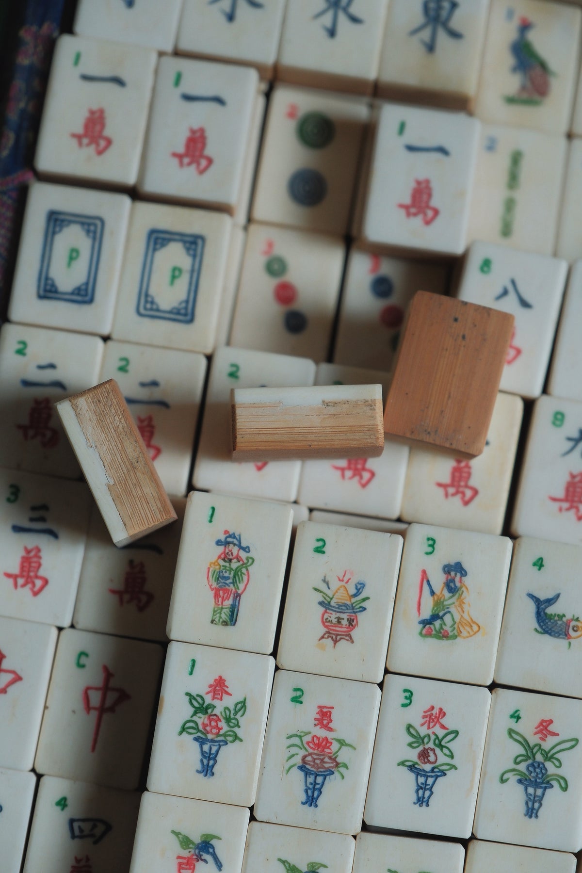 Vintage 1970s Export version Hand-Carved Bone-and-Bamboo Mahjong Set