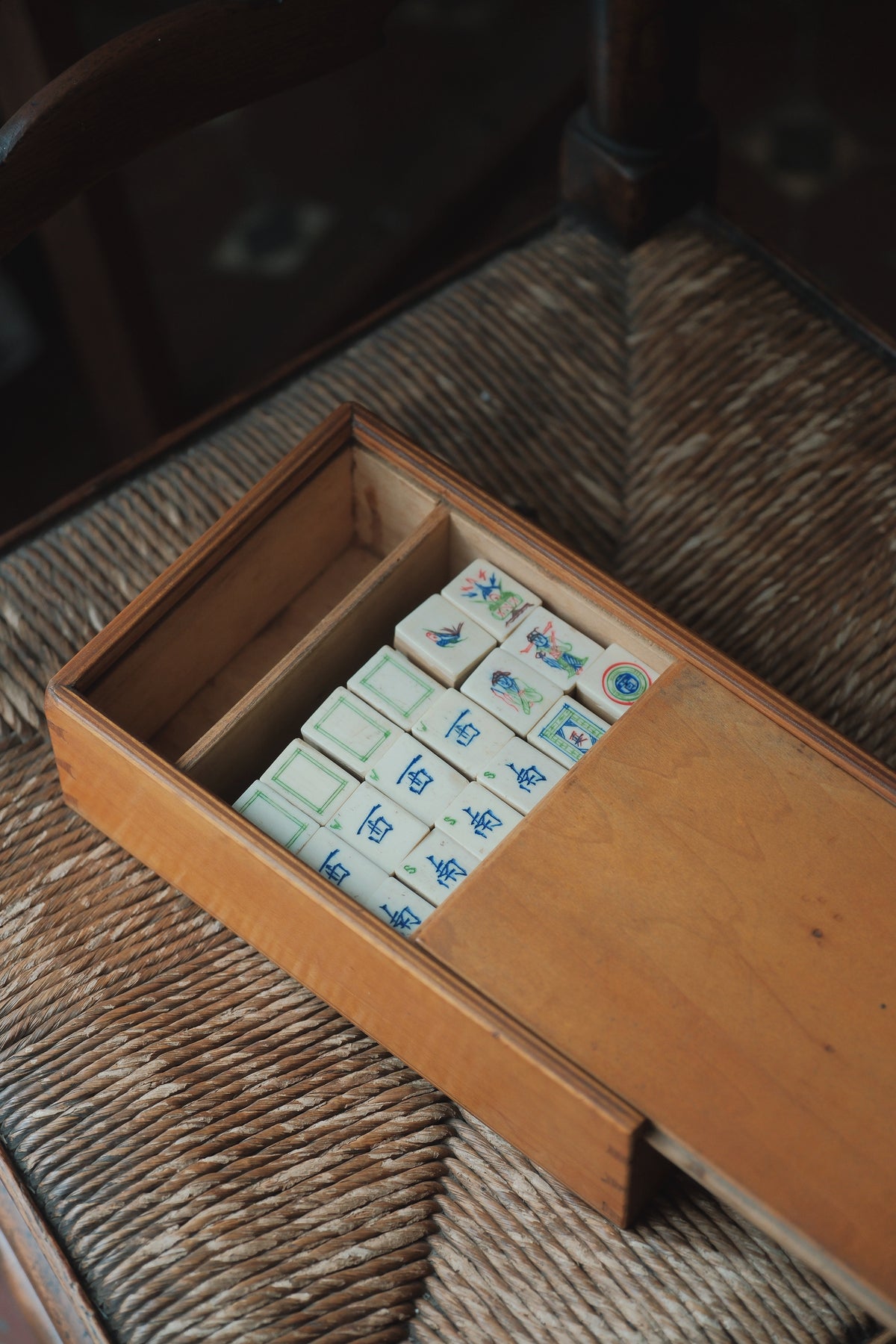 Vintage 1970s Bamboo-Backed Hand-Carved Four Seasons Flower Mahjong Set