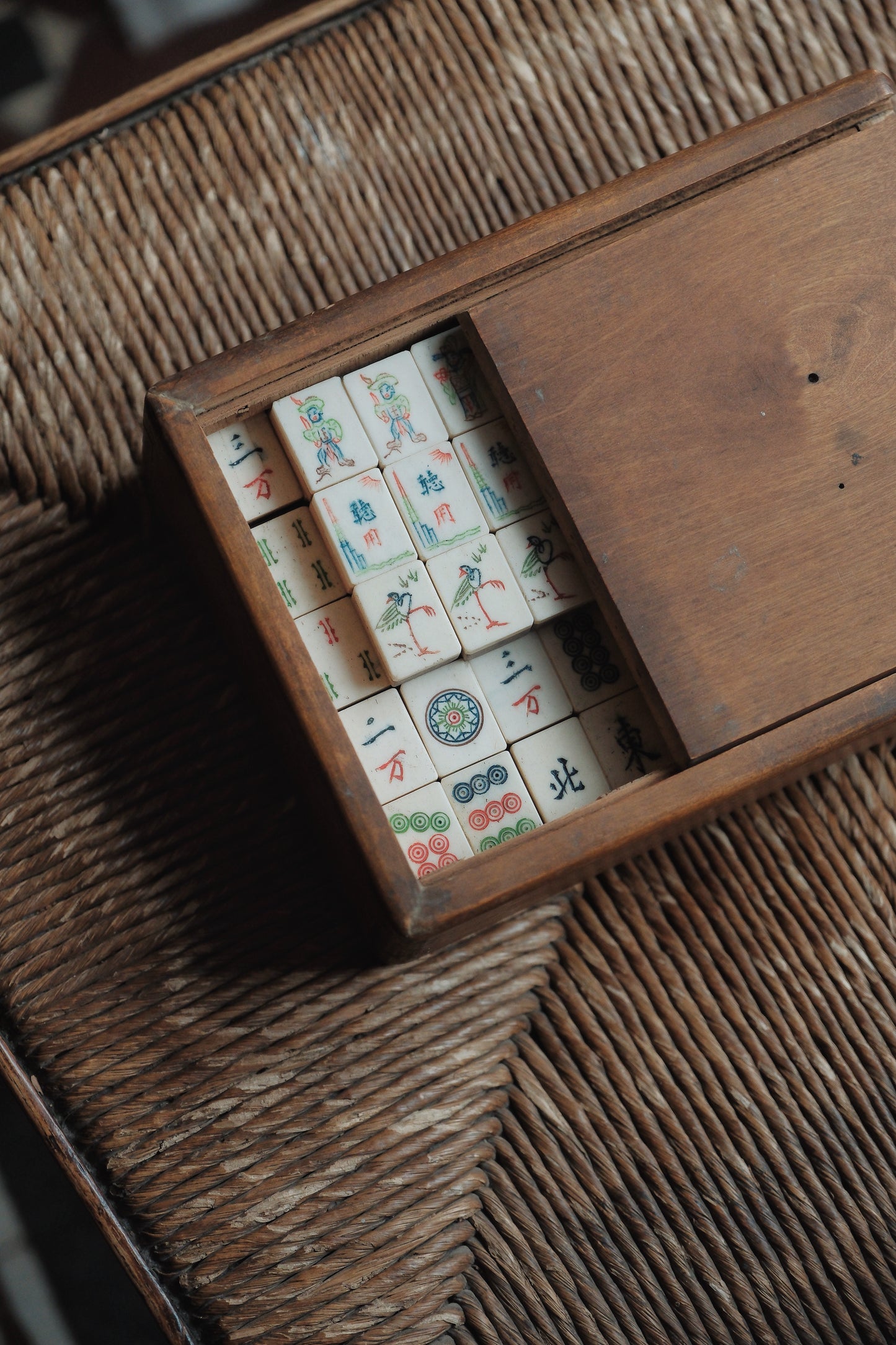 1960s Hand-Carved Bone-Inlaid Bamboo-Backed Sichuan-Style Mahjong Set with Wooden Box