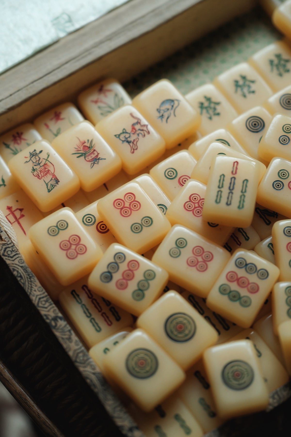 Vintage 1970s Hand-Carved Butter-Yellow Plastic Cat-Themed Mahjong Set
