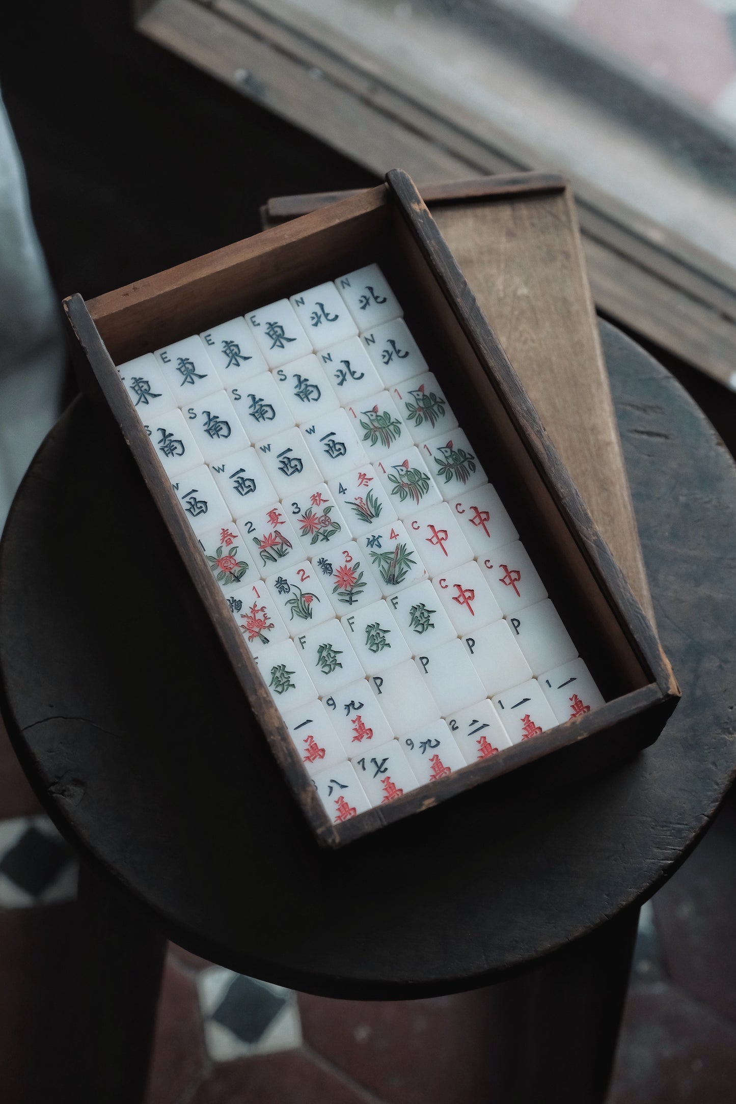 Vintage hand-carved Mahjong tiles (1970s)
人手雕刻•竹背膠面貓貓手雕刻麻雀連木盒